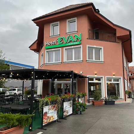 Hotel Evan U Hoffera Топольчани Экстерьер фото