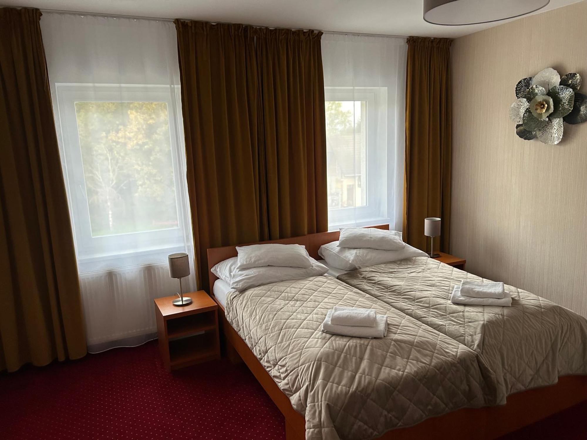 Hotel Evan U Hoffera Топольчани Экстерьер фото