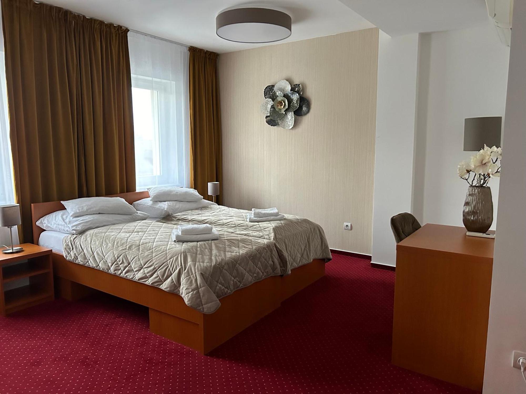 Hotel Evan U Hoffera Топольчани Экстерьер фото