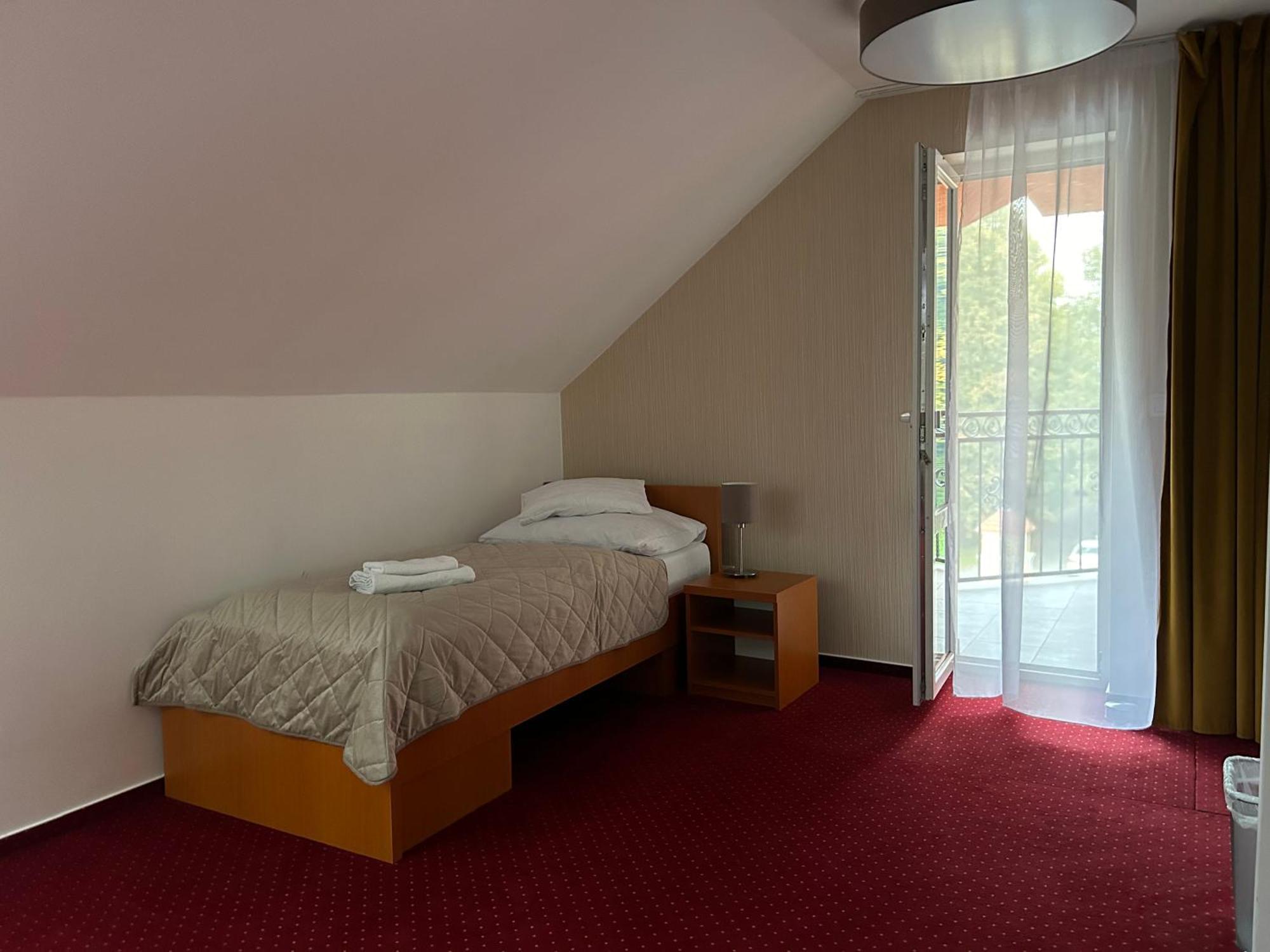 Hotel Evan U Hoffera Топольчани Экстерьер фото