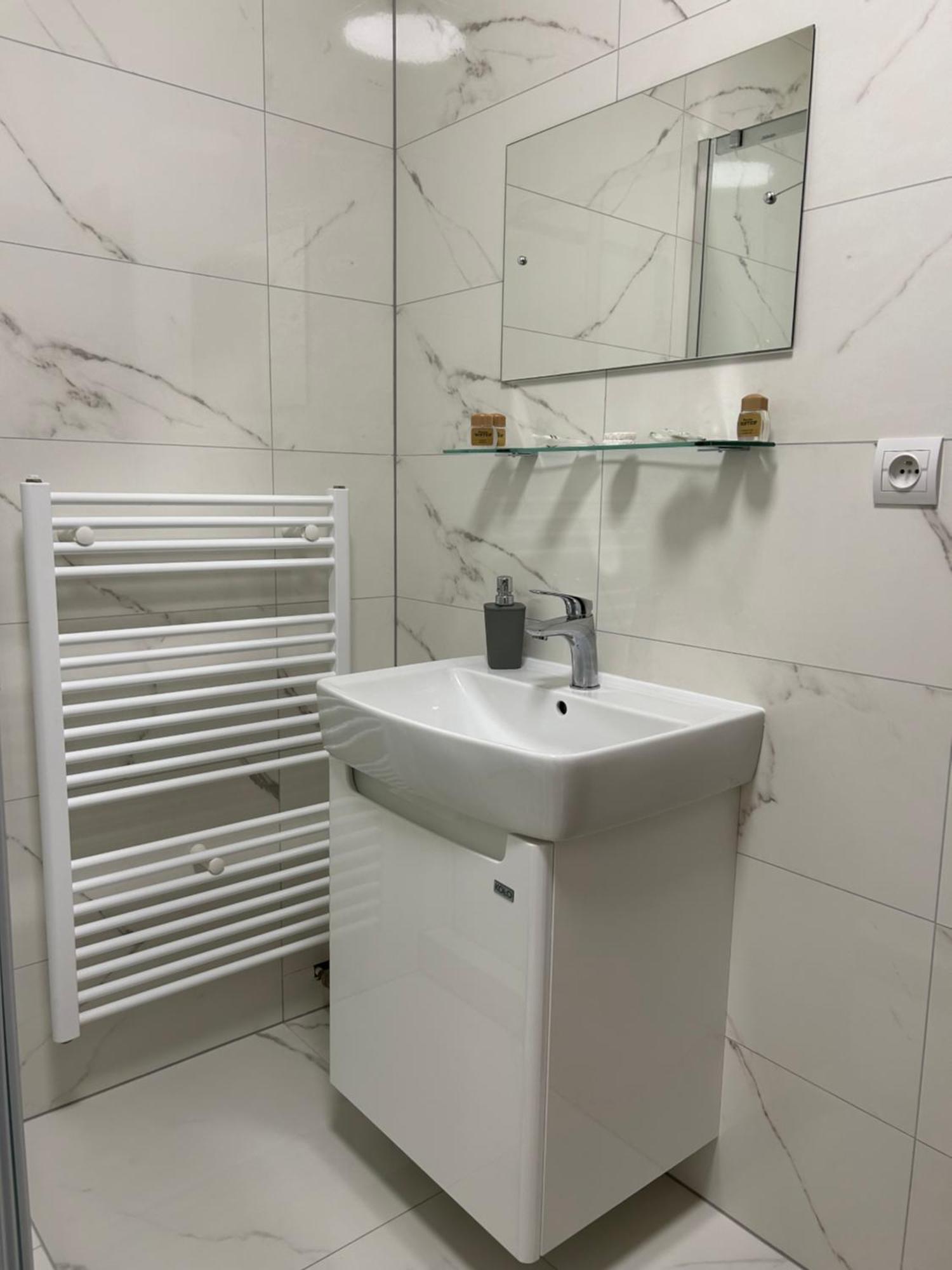 Hotel Evan U Hoffera Топольчани Экстерьер фото