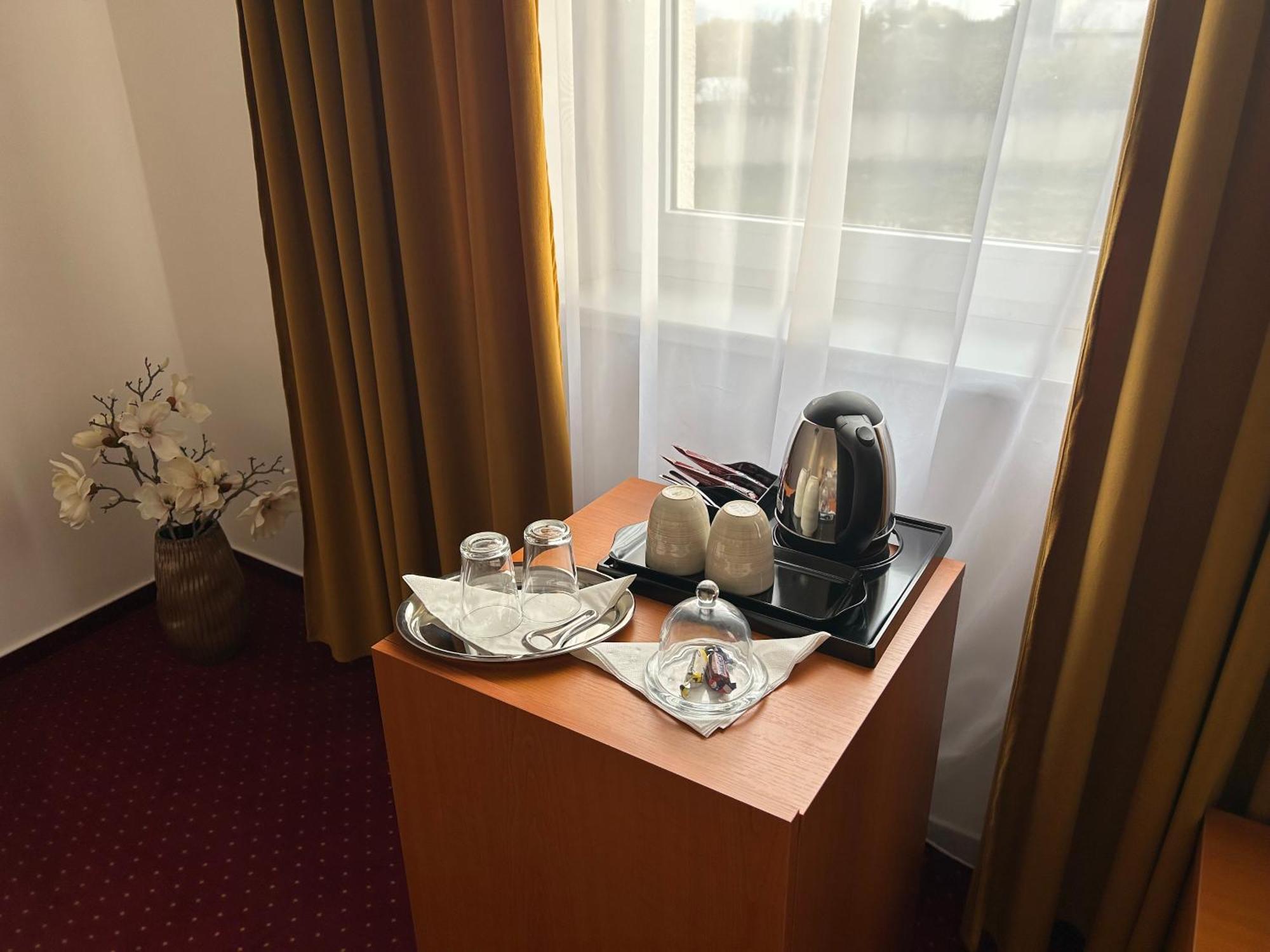 Hotel Evan U Hoffera Топольчани Экстерьер фото