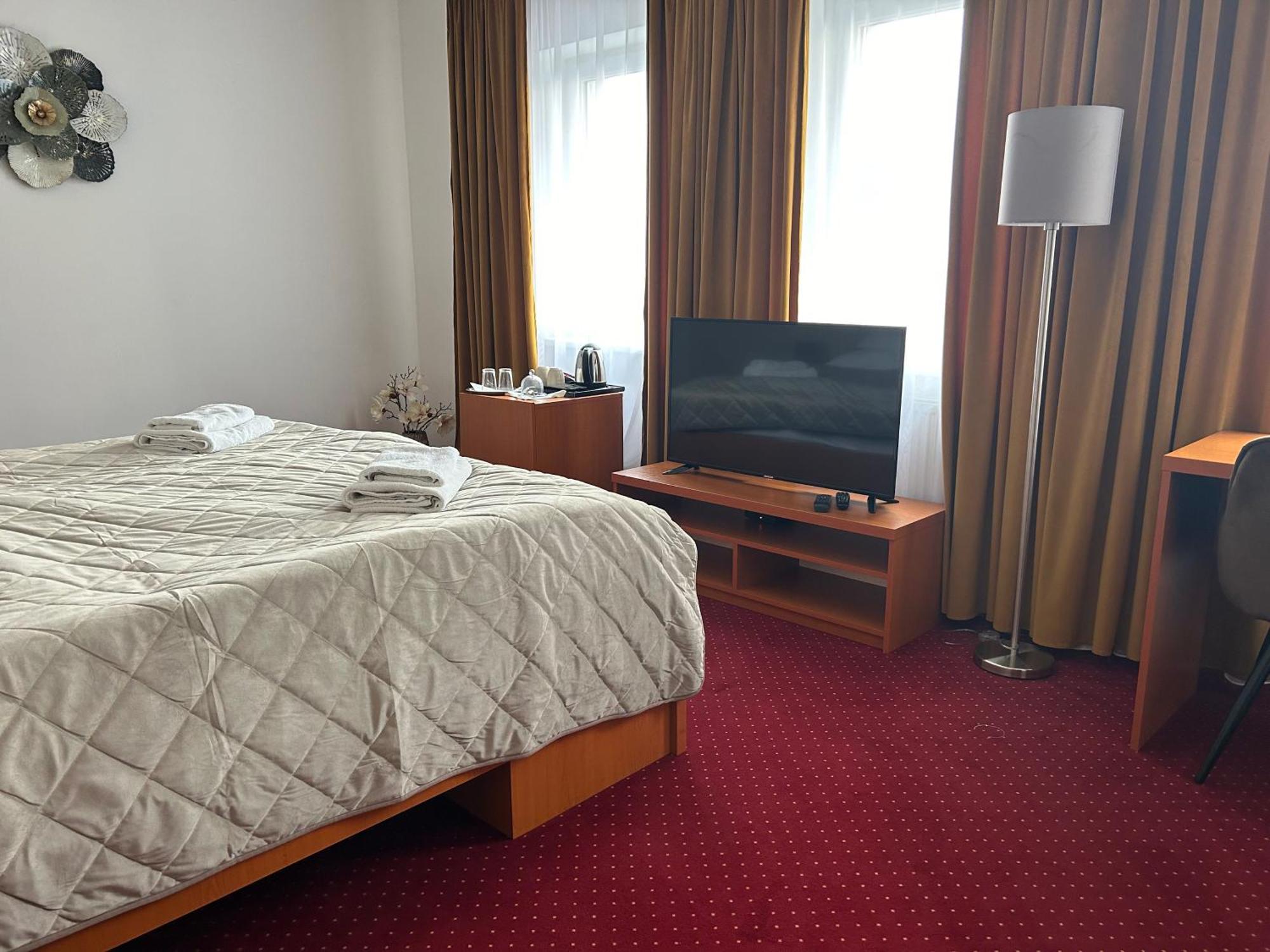 Hotel Evan U Hoffera Топольчани Экстерьер фото