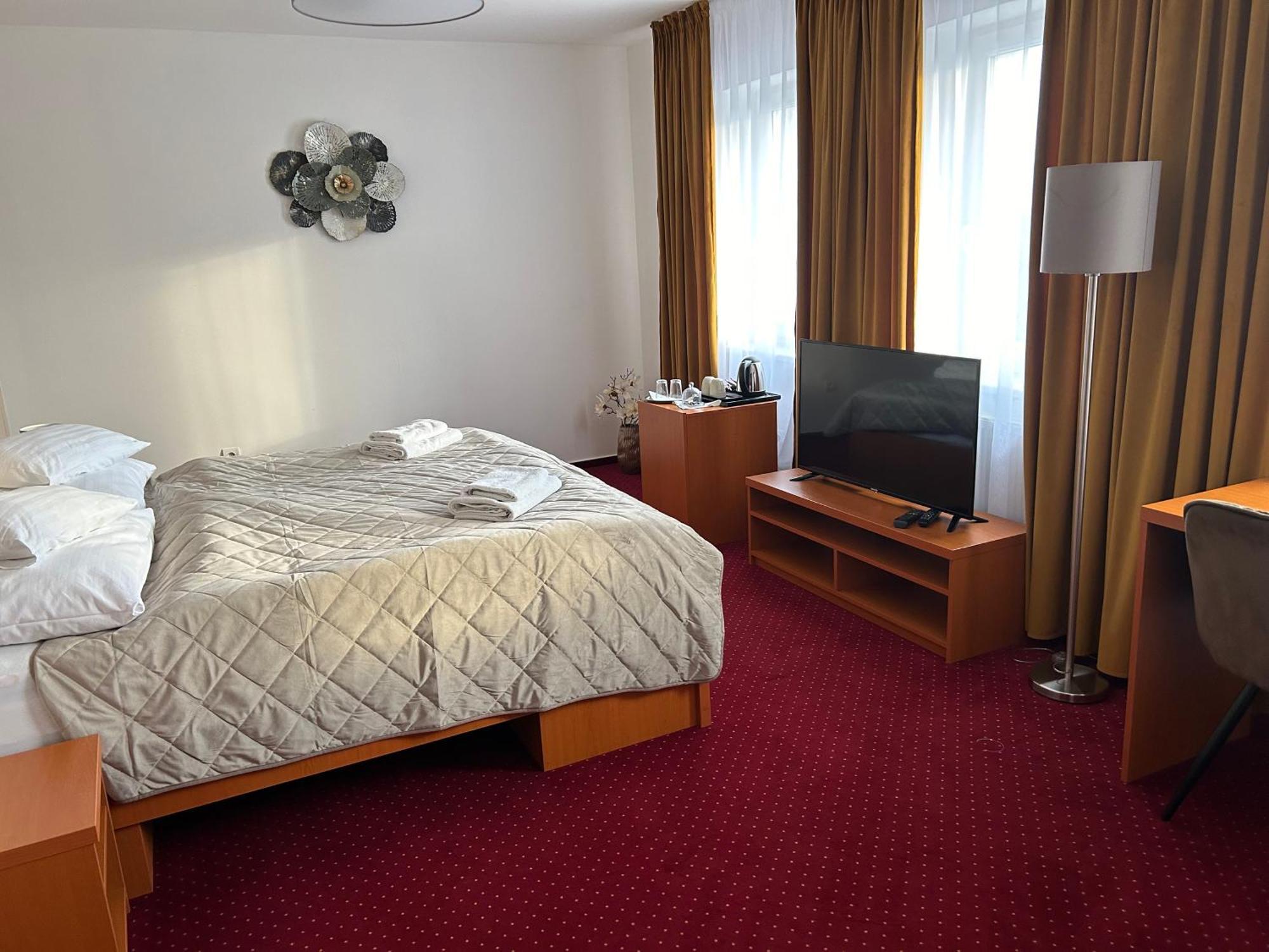 Hotel Evan U Hoffera Топольчани Экстерьер фото