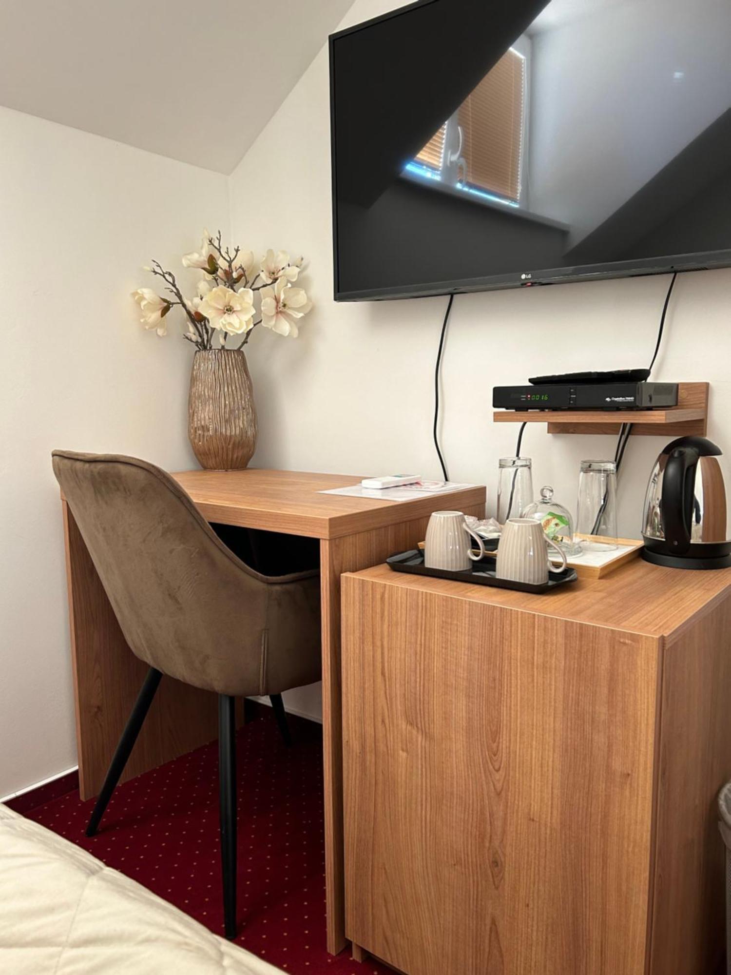 Hotel Evan U Hoffera Топольчани Экстерьер фото