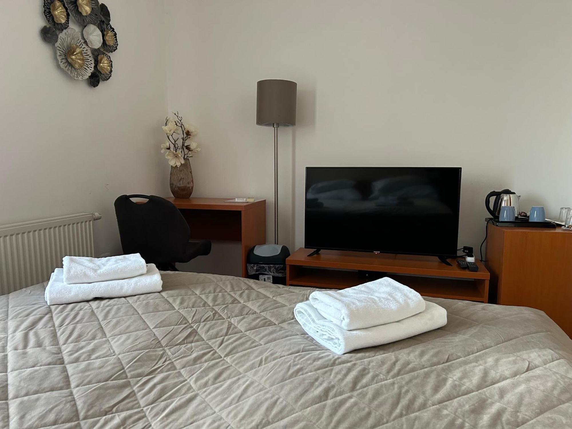 Hotel Evan U Hoffera Топольчани Экстерьер фото