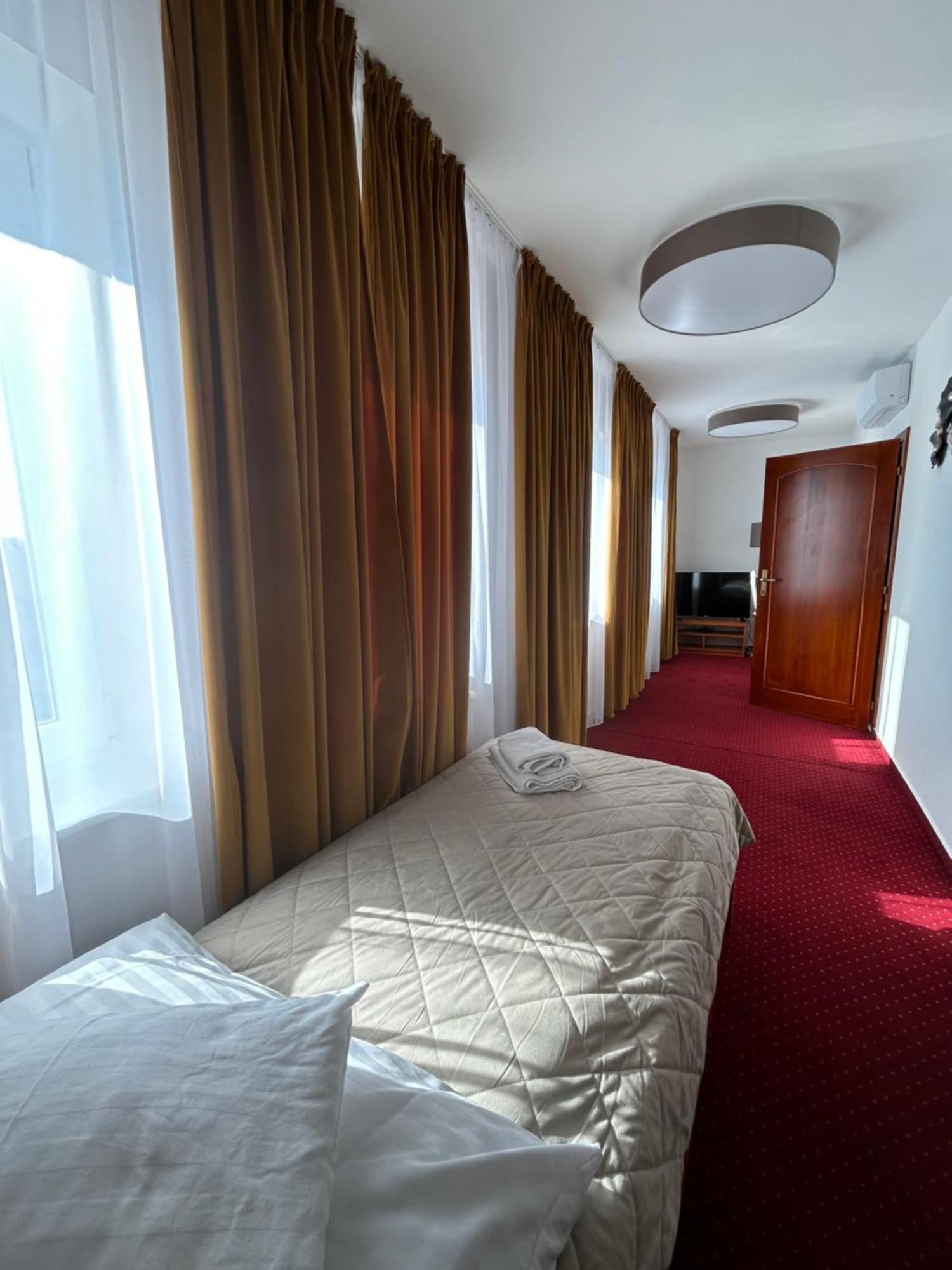 Hotel Evan U Hoffera Топольчани Экстерьер фото