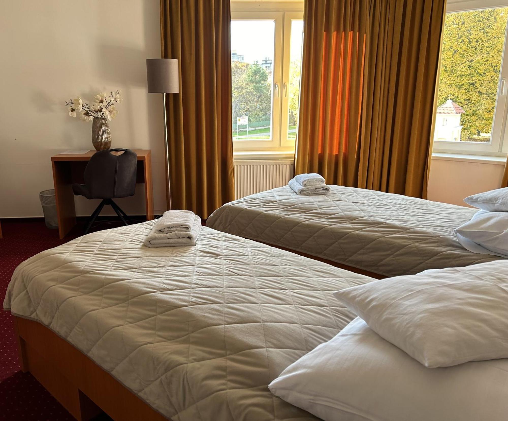 Hotel Evan U Hoffera Топольчани Экстерьер фото