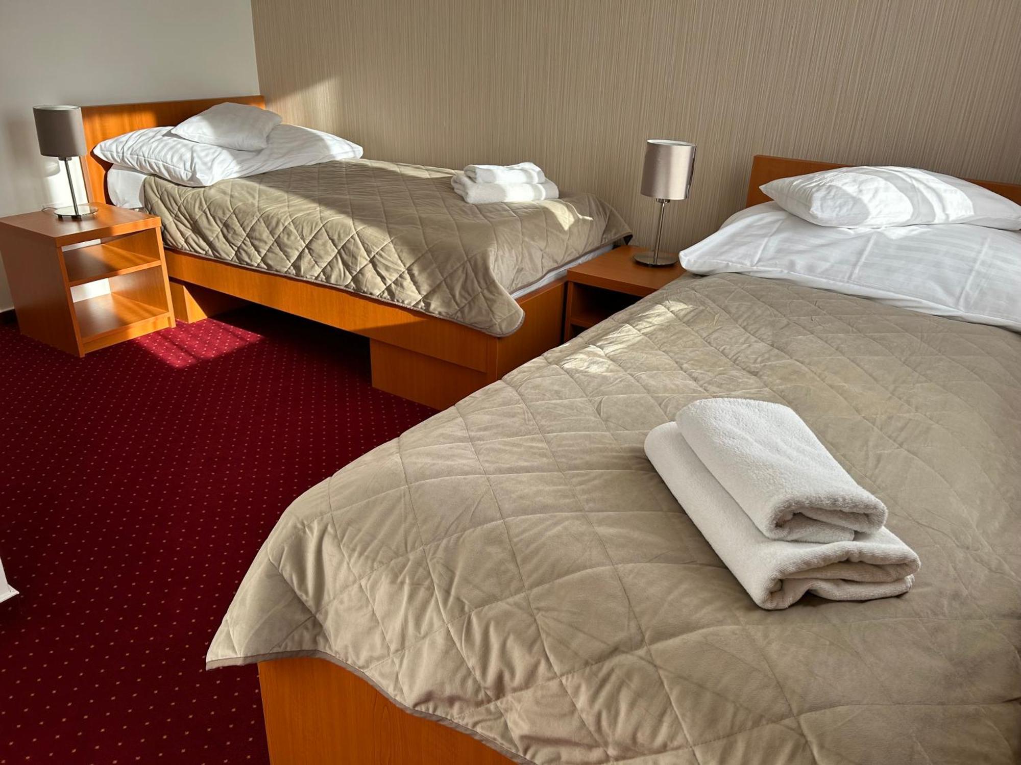 Hotel Evan U Hoffera Топольчани Экстерьер фото