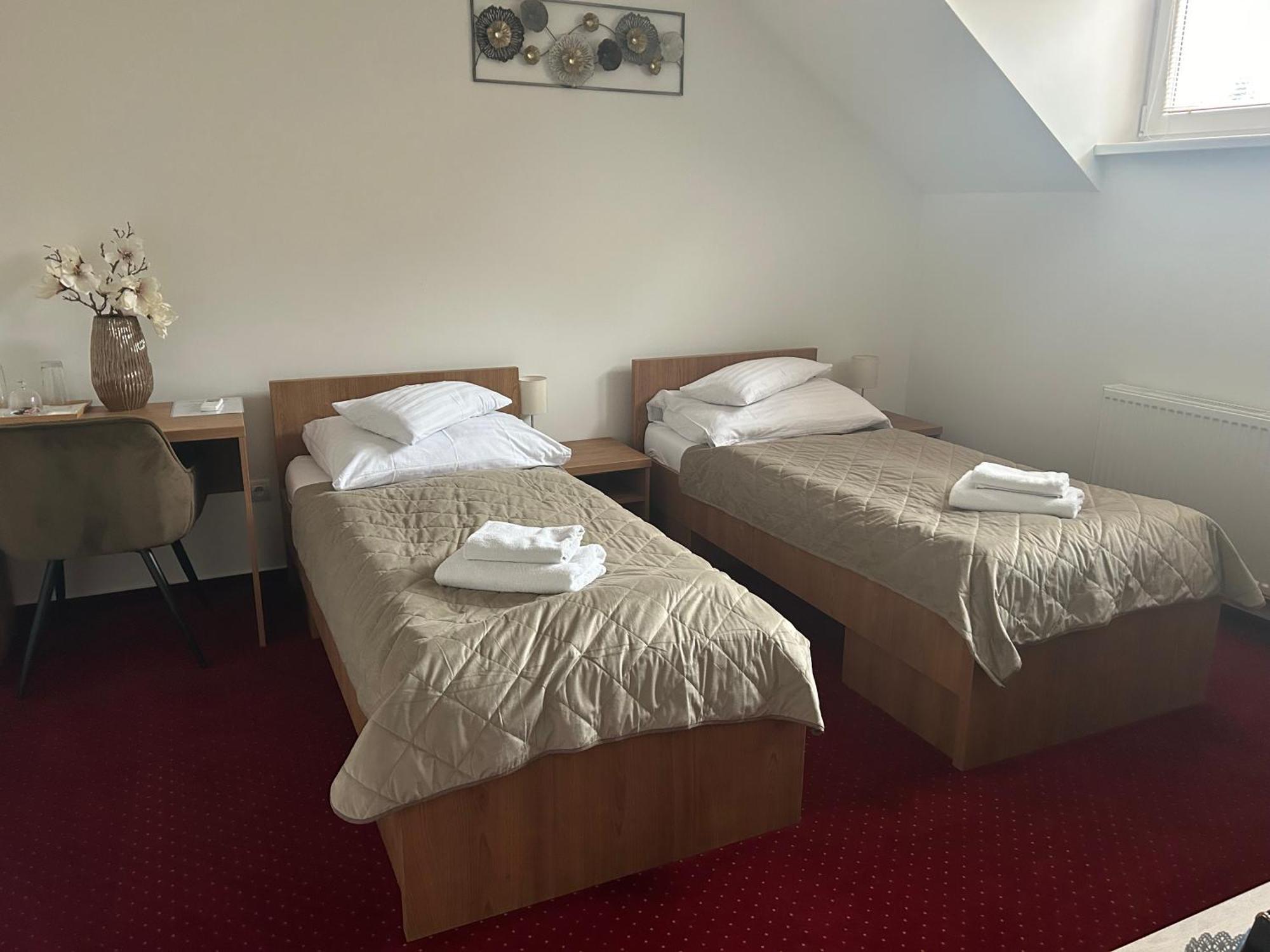 Hotel Evan U Hoffera Топольчани Экстерьер фото