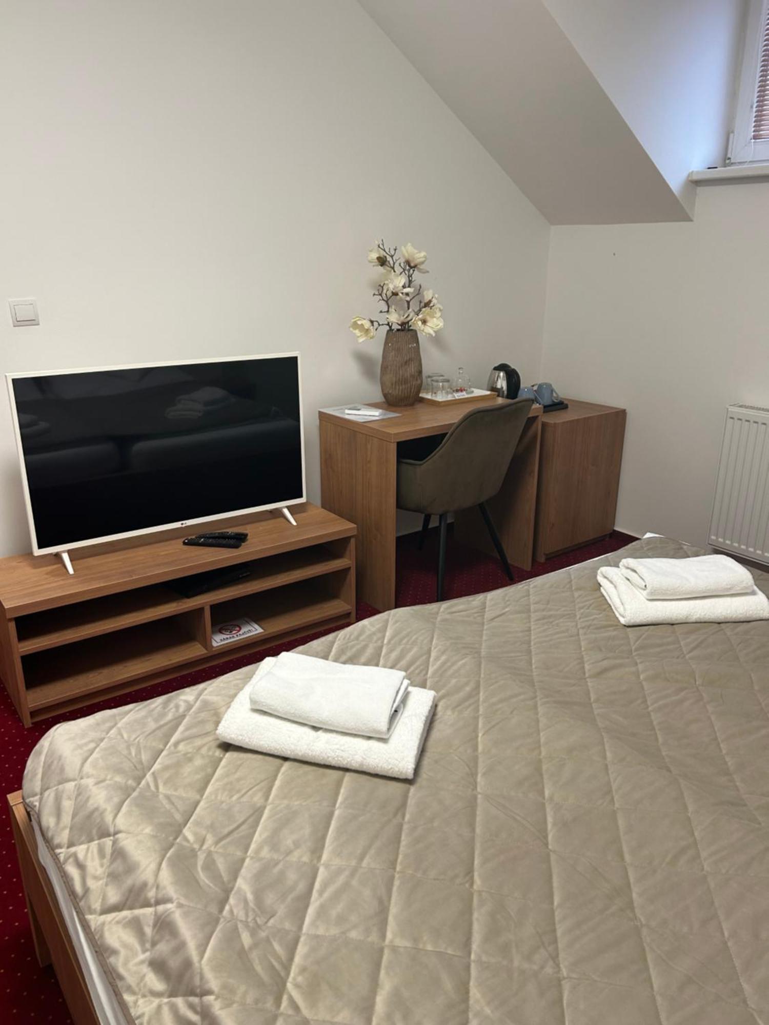 Hotel Evan U Hoffera Топольчани Экстерьер фото