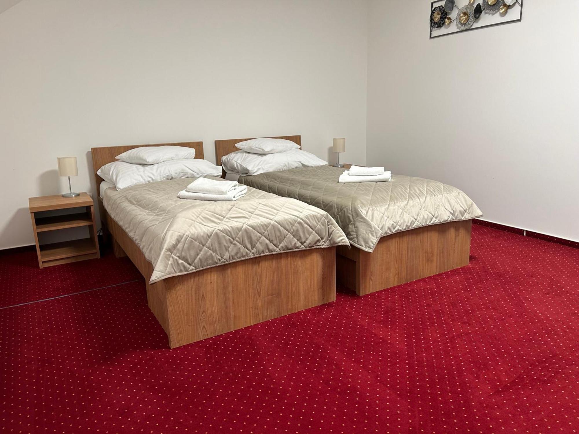 Hotel Evan U Hoffera Топольчани Экстерьер фото