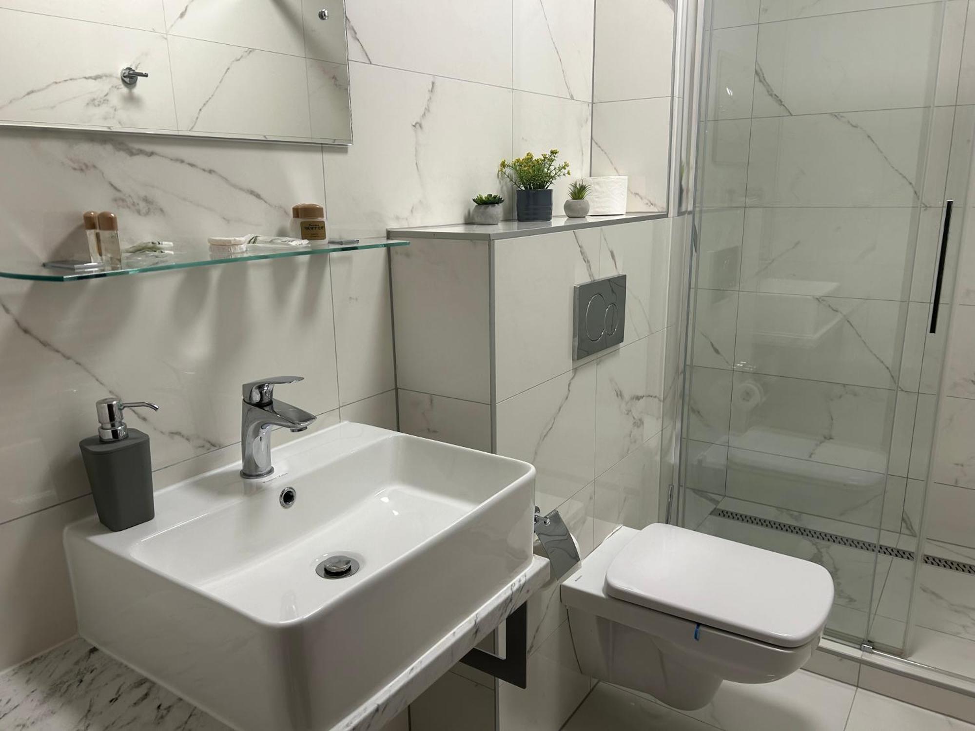 Hotel Evan U Hoffera Топольчани Экстерьер фото