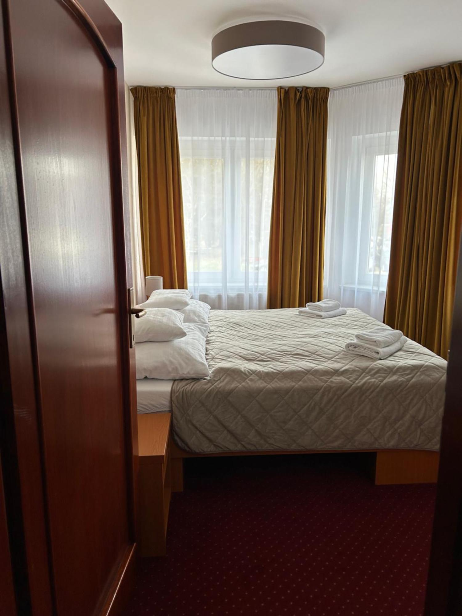 Hotel Evan U Hoffera Топольчани Экстерьер фото
