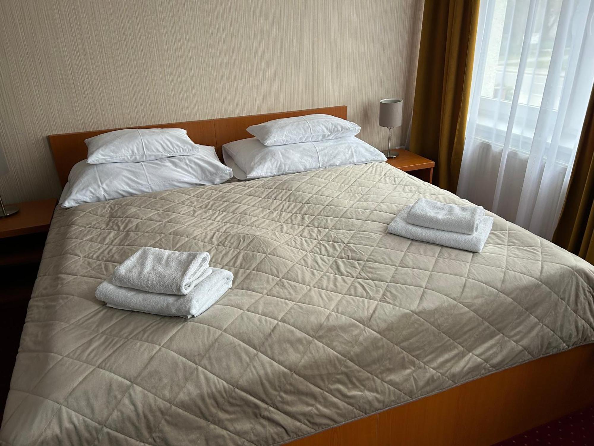 Hotel Evan U Hoffera Топольчани Экстерьер фото
