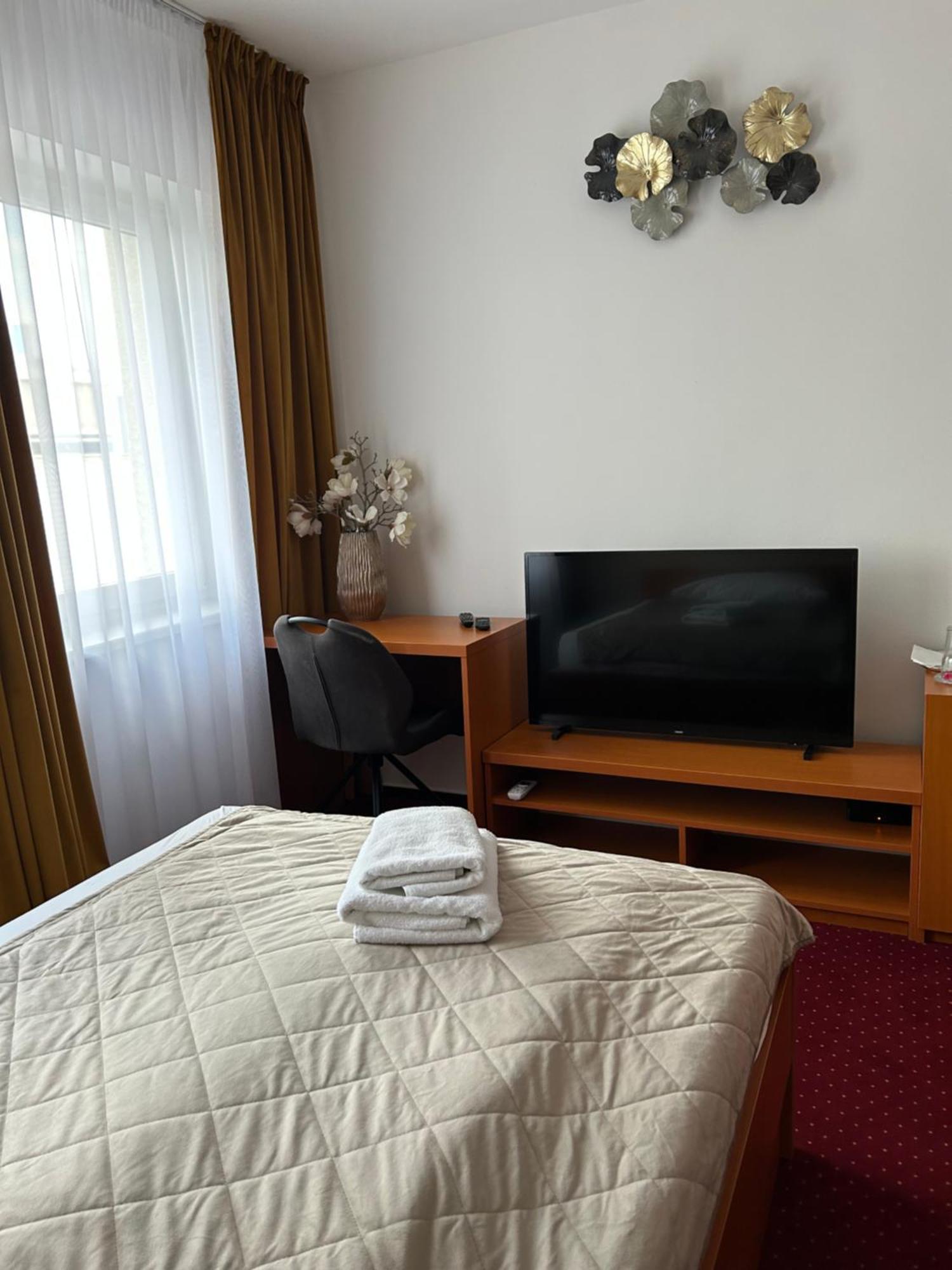 Hotel Evan U Hoffera Топольчани Экстерьер фото