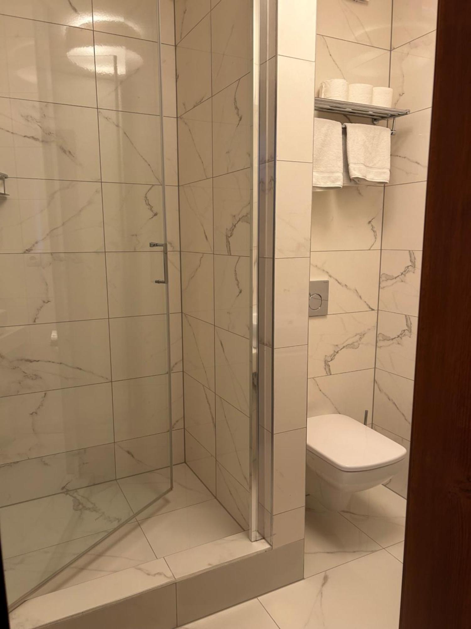 Hotel Evan U Hoffera Топольчани Экстерьер фото