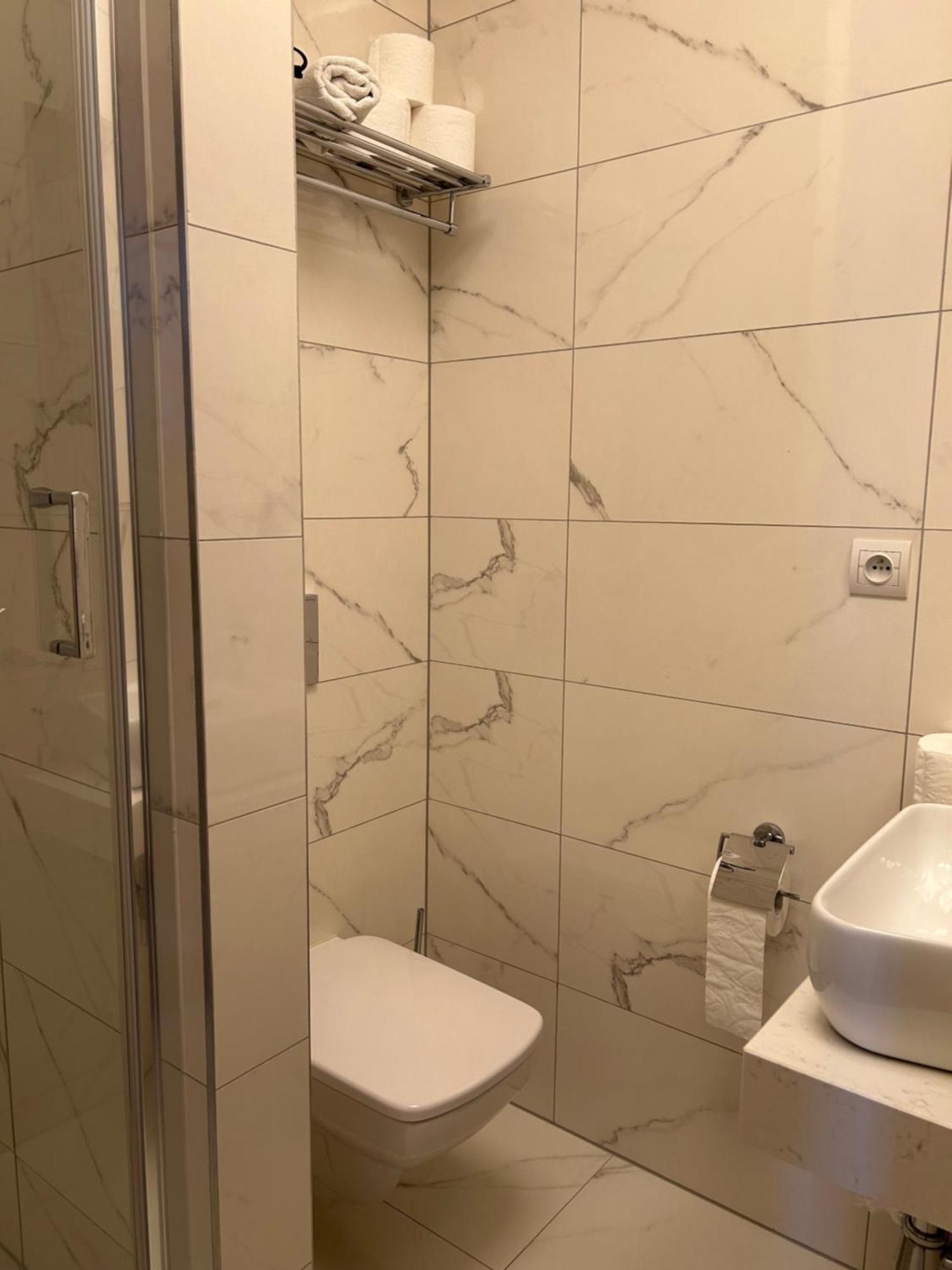 Hotel Evan U Hoffera Топольчани Экстерьер фото