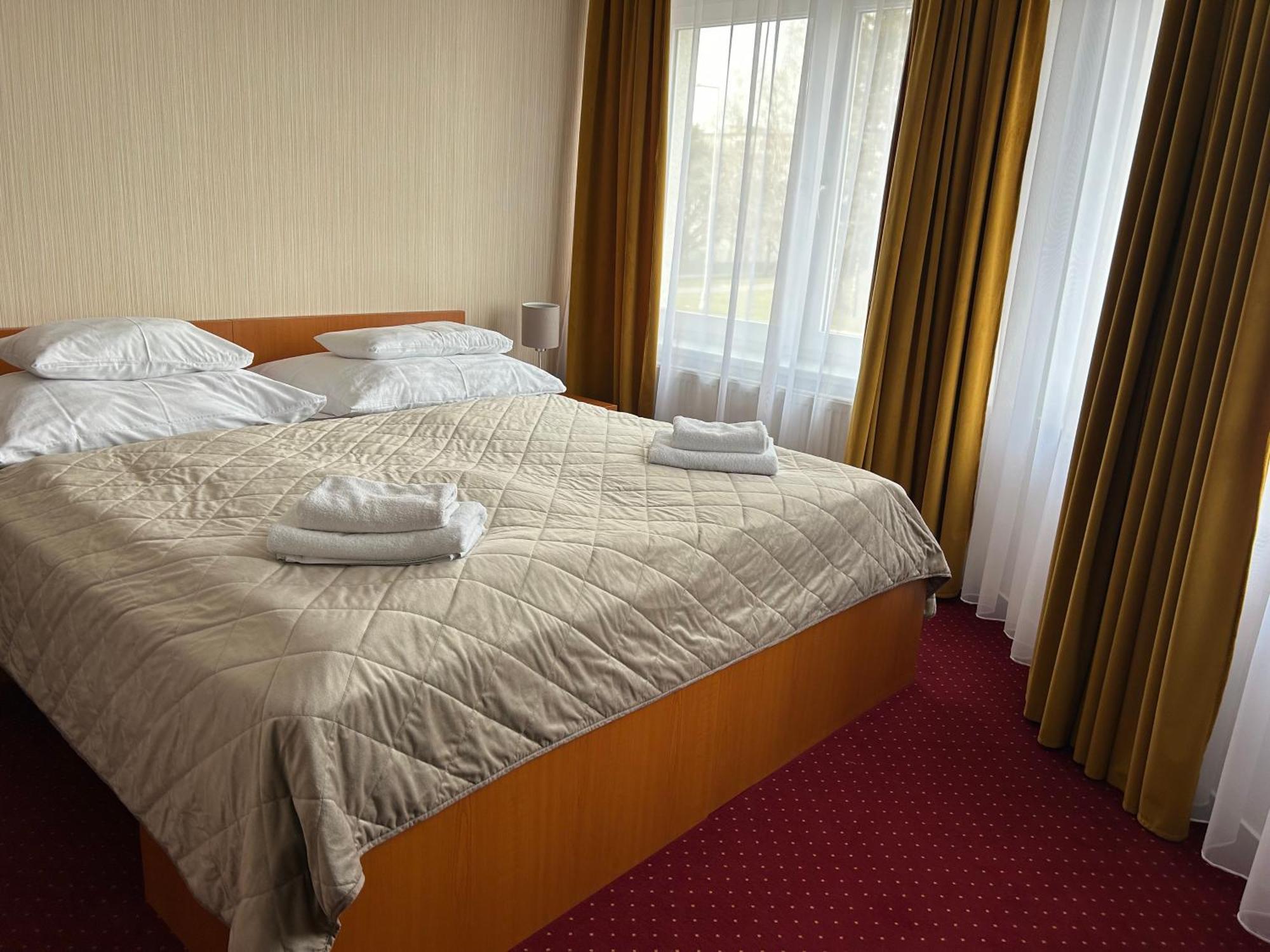 Hotel Evan U Hoffera Топольчани Экстерьер фото