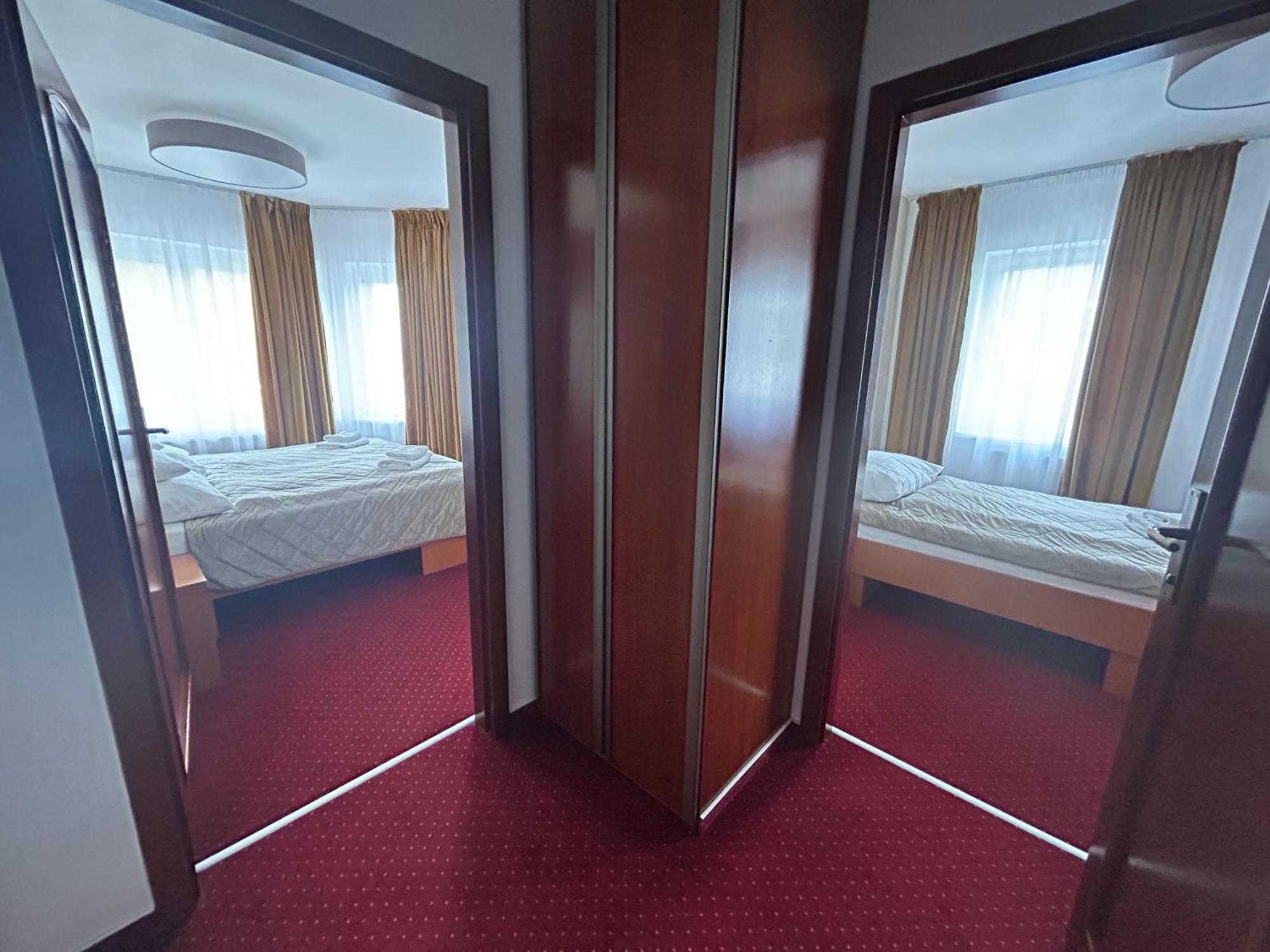 Hotel Evan U Hoffera Топольчани Экстерьер фото