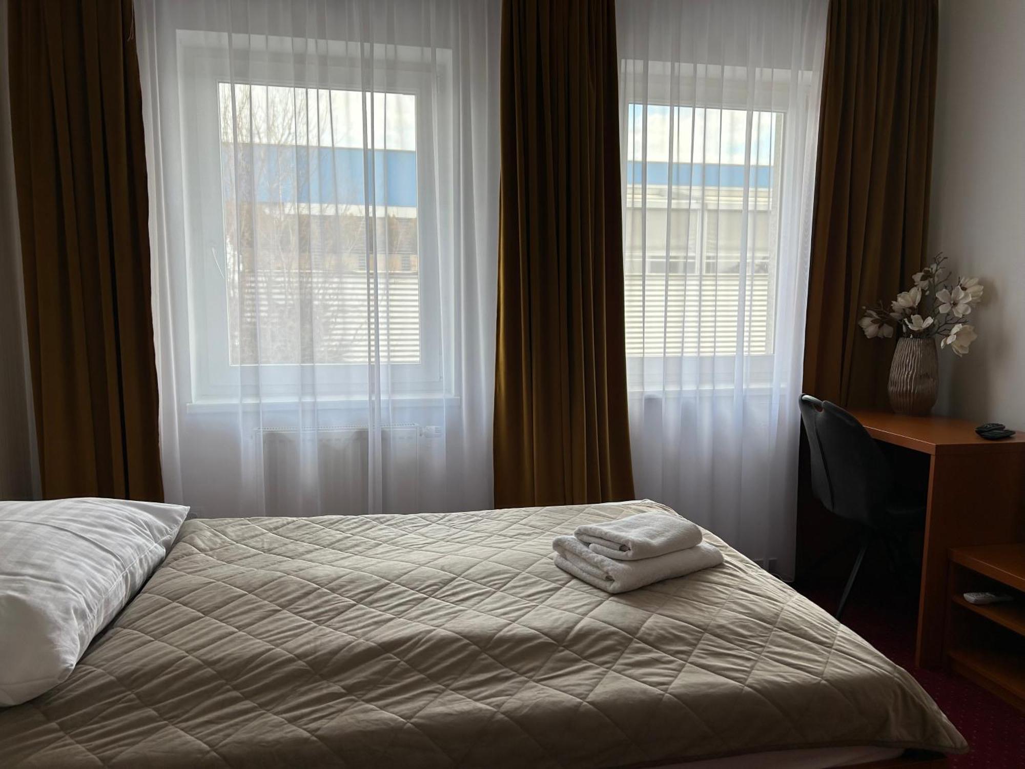 Hotel Evan U Hoffera Топольчани Экстерьер фото