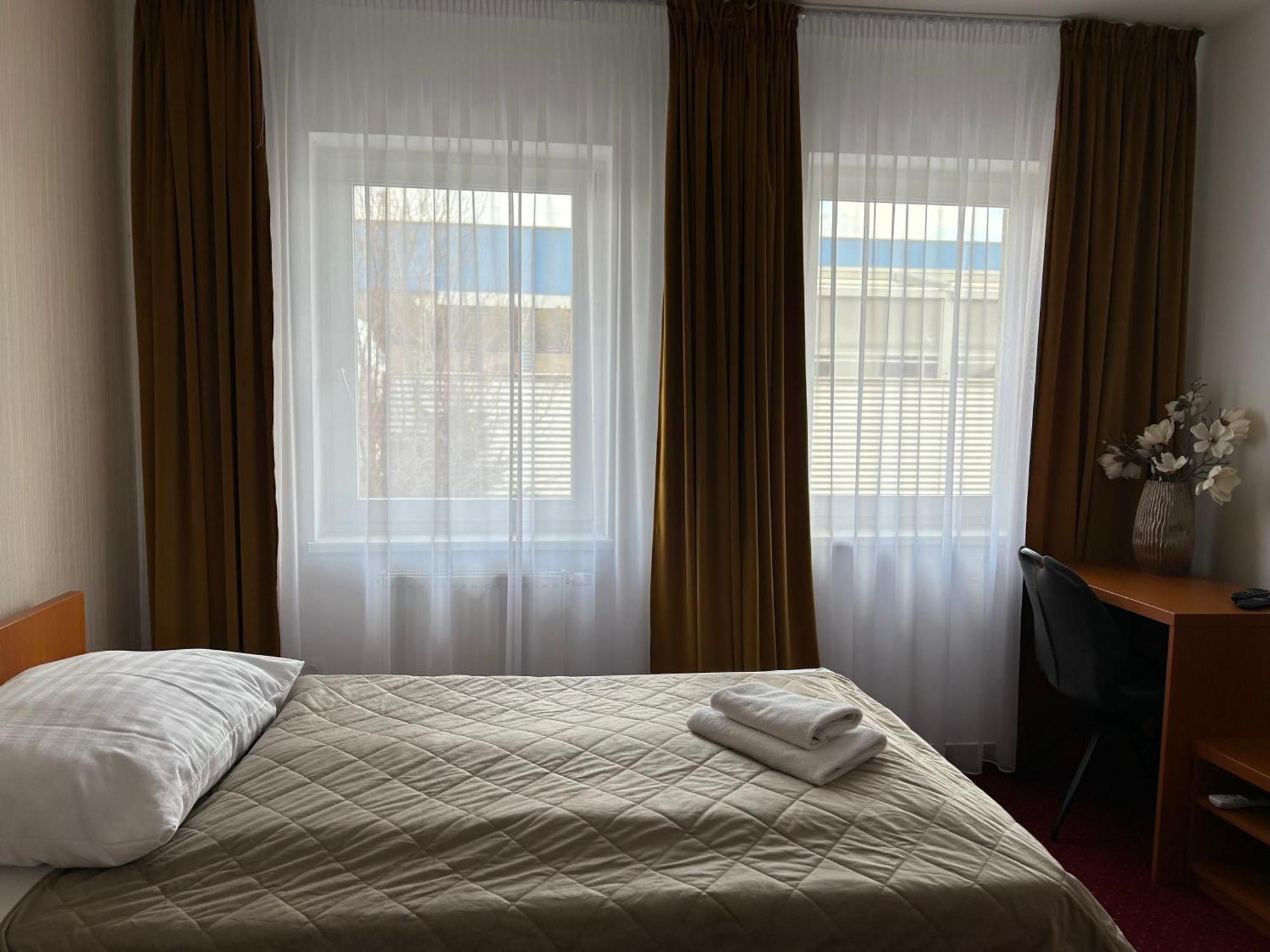 Hotel Evan U Hoffera Топольчани Экстерьер фото