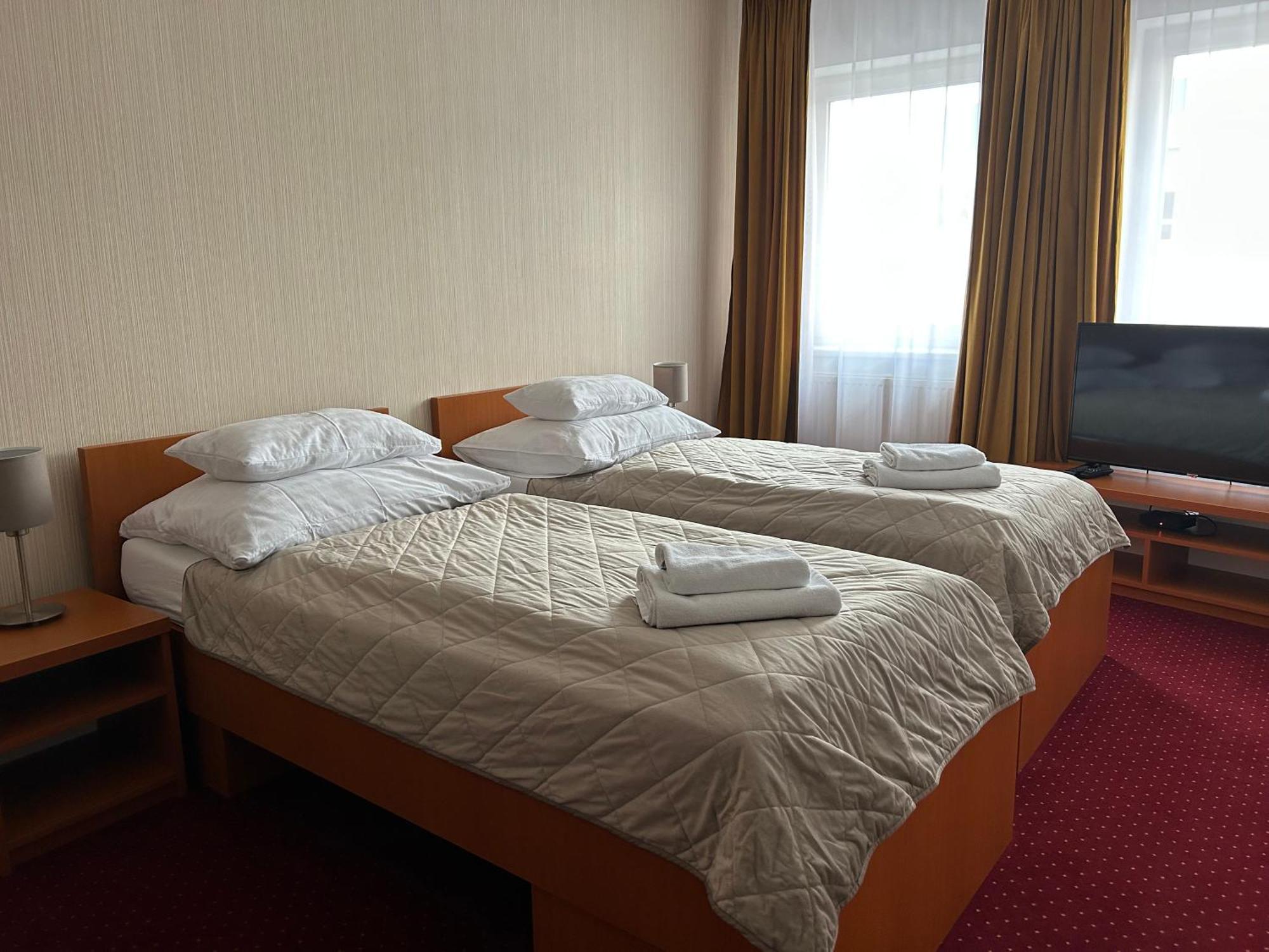 Hotel Evan U Hoffera Топольчани Экстерьер фото